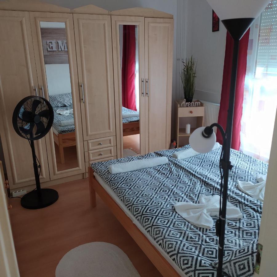 Krenusz Vendeghaz. Apartment Kaposvar Bagian luar foto