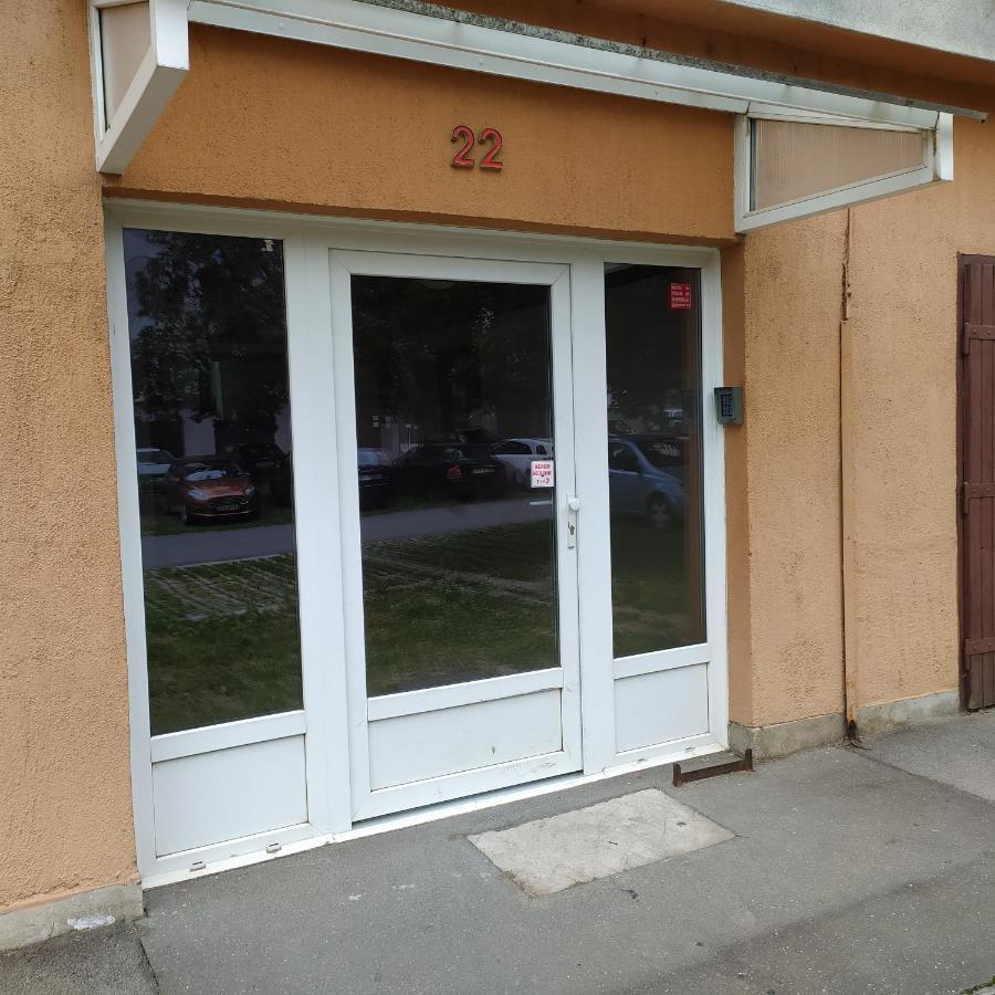 Krenusz Vendeghaz. Apartment Kaposvar Bagian luar foto